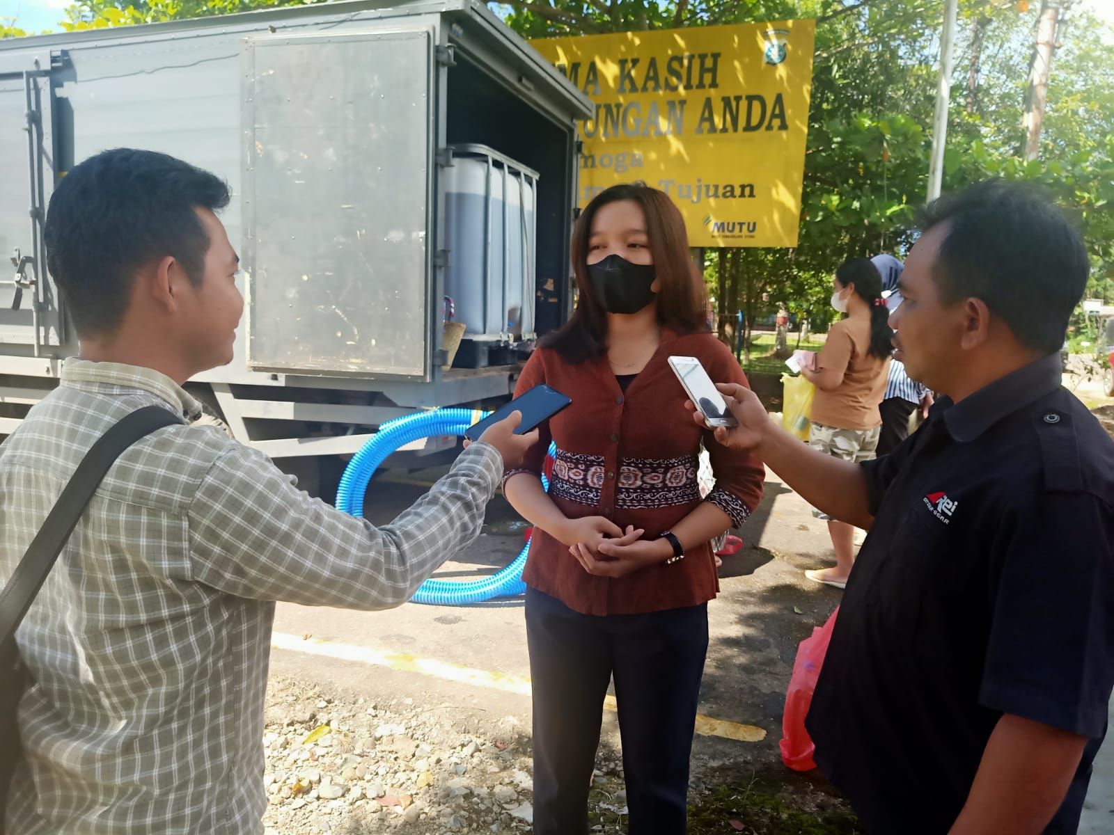 Warga Bartim Senang Beli Minyak Goreng Murah di Polres