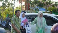 Dukung Gerakan Ayah Teladan, Bupati Balangan Antar Anak di Hari Pertama Sekolah
