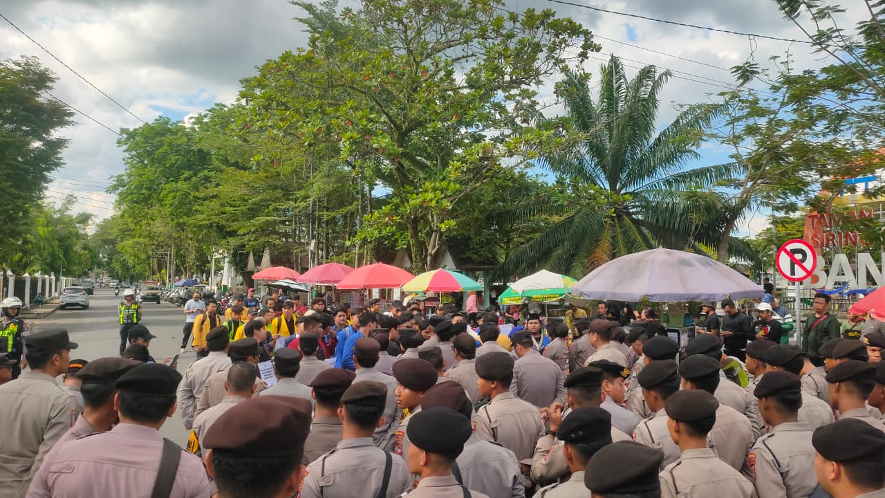 Mahasiswa dihadang saat aksi di Banjarmasin.